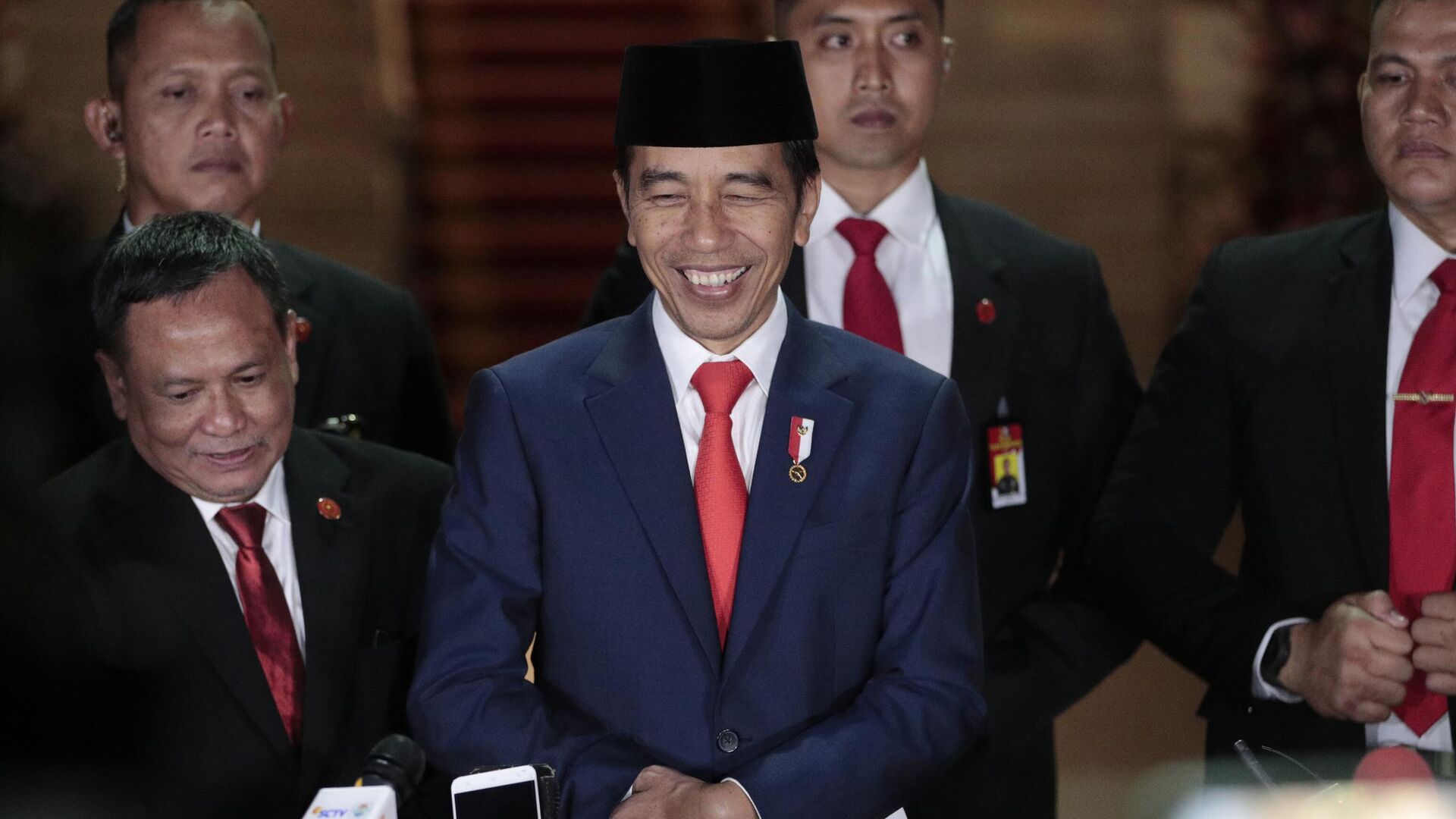 Indonesian President Joko Widodo, center, smiles as he speaks to the media upon arrival after his inauguration for his second term at Merdeka Palace in Jakarta, Indonesia, Sunday, Oct. 20, 2019. - Sputnik India, 1920, 11.01.2023