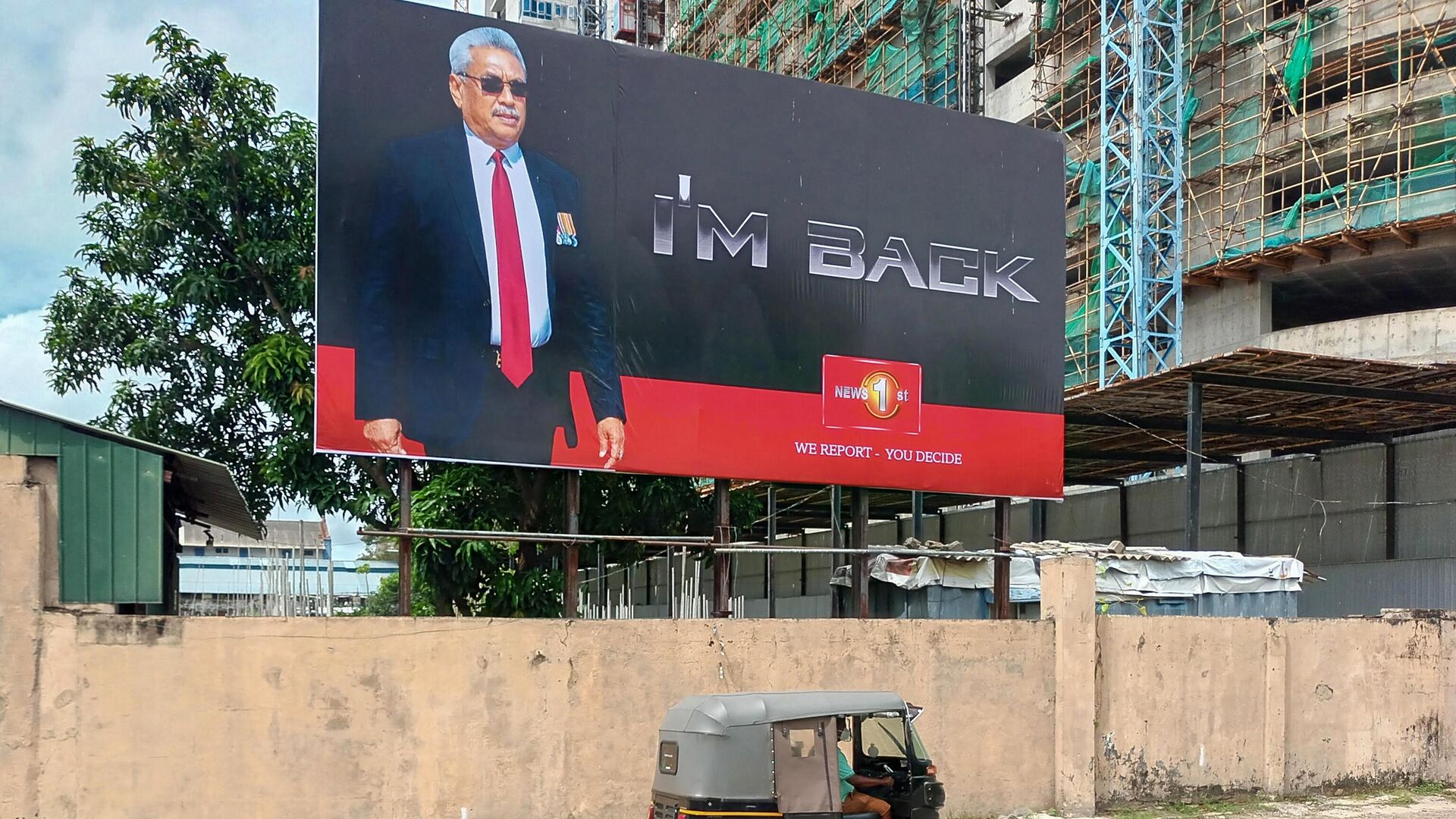 An autorickshaw drives past a billboard that announces the return of ousted former president Gotabaya Rajapaksa who ended his self-imposed exile in Thailand and came back to the island, in Colombo on September 4, 2022. - Sputnik India, 1920, 11.01.2023