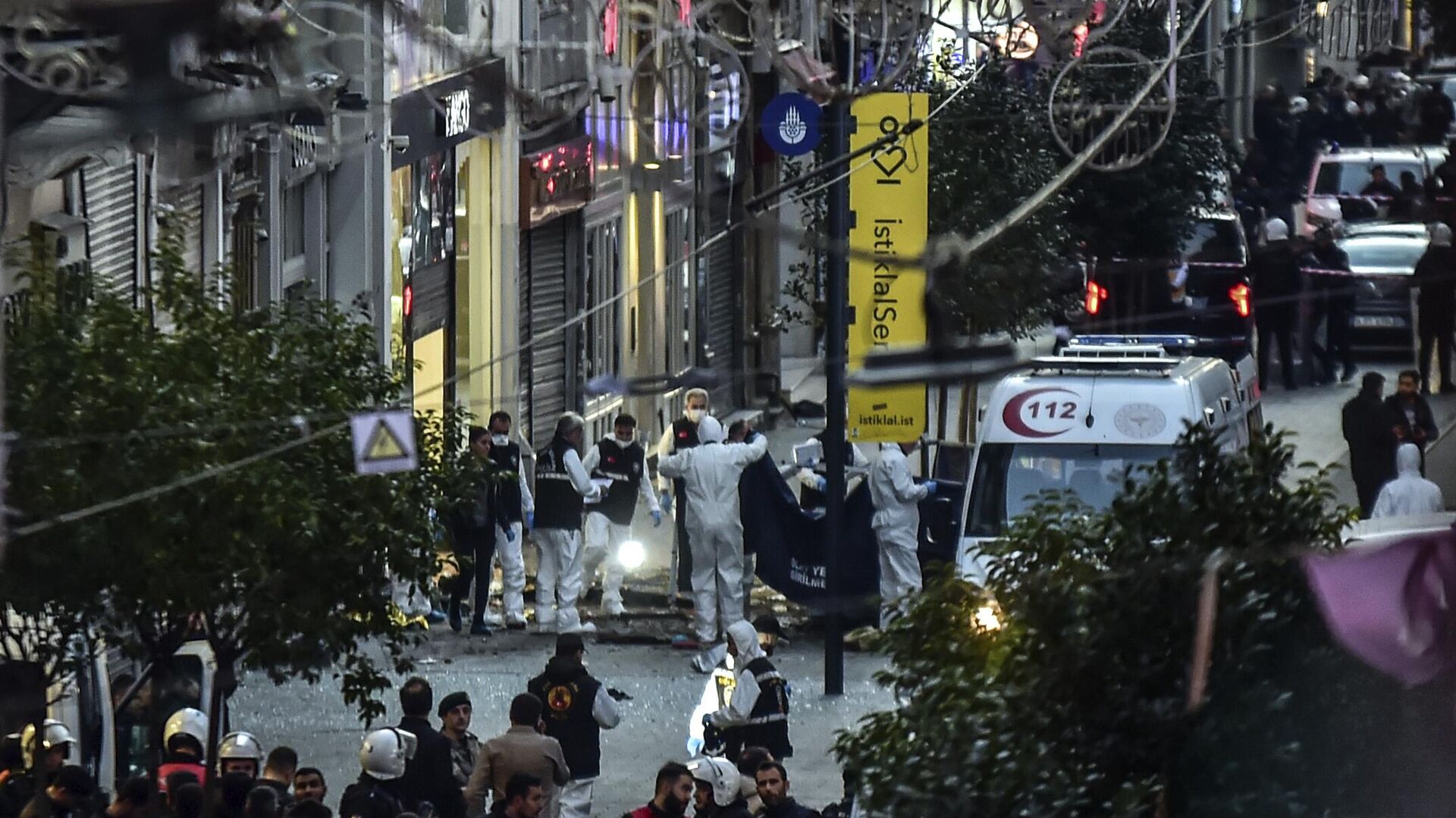 Forensic experts collect a dead body after an explosion on Istanbul's popular pedestrian Istiklal Avenue Sunday, Istanbul, Sunday, Nov. 13, 2022. - Sputnik India, 1920, 11.01.2023