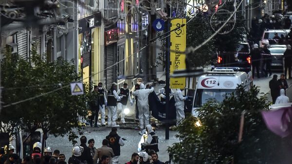 Forensic experts collect a dead body after an explosion on Istanbul's popular pedestrian Istiklal Avenue Sunday, Istanbul, Sunday, Nov. 13, 2022. - Sputnik India