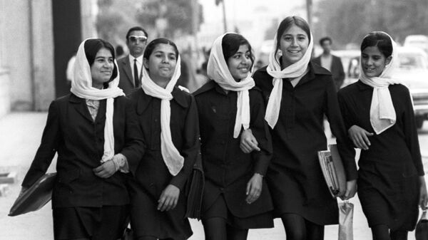 Afghan girl students in 1976 - Sputnik India