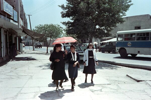 Western-dressed Afghan girls walk down a street in Kabul on August 16, 1988 during the Soviet-Afghan War. - Sputnik India