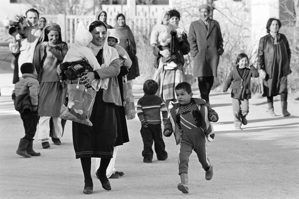 Afghan women and children walk in a street of Kabul on January 20, 1987. - Sputnik India