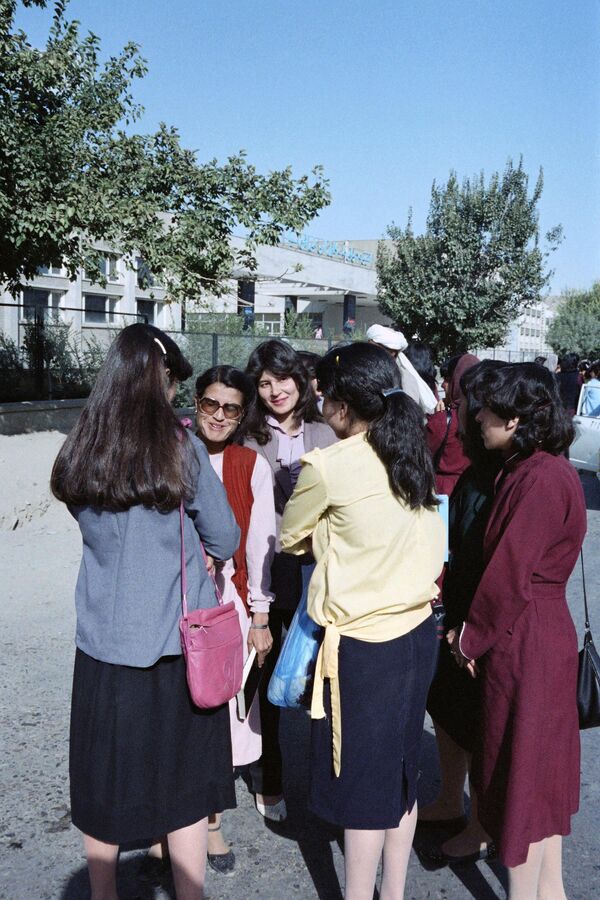 Western-dressed female students wait in front of Kabul University on October 17, 1986, during the Soviet-Afghan war. - Sputnik India