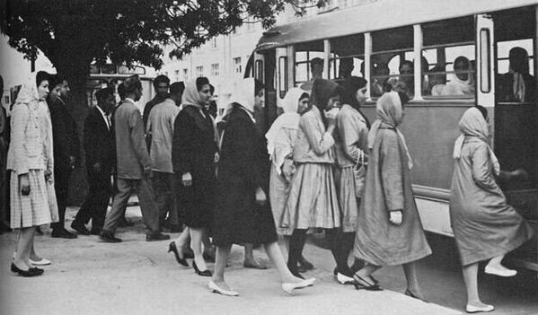 Афганские женщины садятся в автобус, 1950 год - Sputnik India