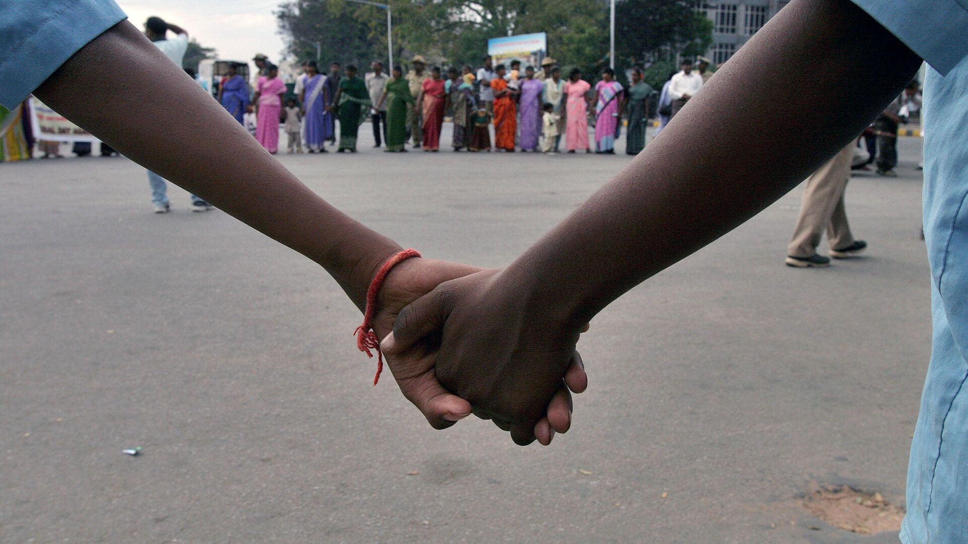 Children hold hands during a protest organized by Campaign Against Child Trafficking (CACT) in Bangalore, India, Tuesday, Dec. 12, 2006. - Sputnik India, 1920, 11.01.2023