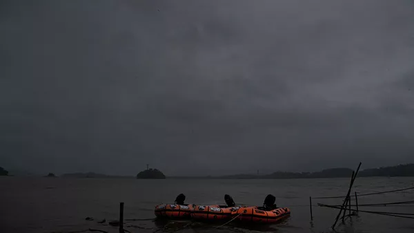 Rubber boats of National Disaster Response Force (NDRF) are kept ready for any emergency in the middle of heavy wind and rain in the river Brahmaputra in Gauhati, India, Thursday, May 21, 2020. A powerful cyclone ripped through densely populated coastal India and Bangladesh, blowing off roofs and whipping up waves that swallowed embankments and bridges and left entire villages without access to fresh water, electricity and communications. (AP Photo/Anupam Nath) - Sputnik भारत