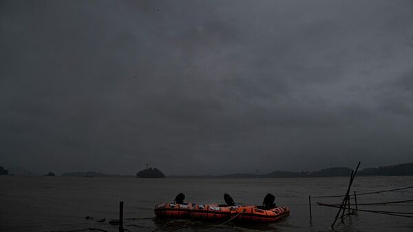 Rubber boats of National Disaster Response Force (NDRF) are kept ready for any emergency in the middle of heavy wind and rain in the river Brahmaputra in Gauhati, India, Thursday, May 21, 2020. A powerful cyclone ripped through densely populated coastal India and Bangladesh, blowing off roofs and whipping up waves that swallowed embankments and bridges and left entire villages without access to fresh water, electricity and communications. (AP Photo/Anupam Nath) - Sputnik भारत