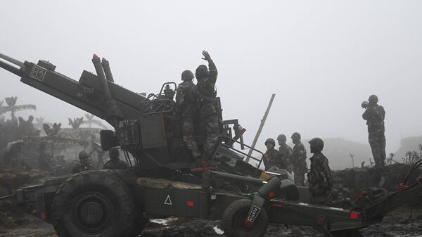 Indian Army soldiers demonstrate positioning of a Bofors gun at Penga Teng Tso ahead of Tawang, near the Line of Actual Control (LAC), neighbouring China, in India's Arunachal Pradesh state on October 20, 2021. - Sputnik भारत