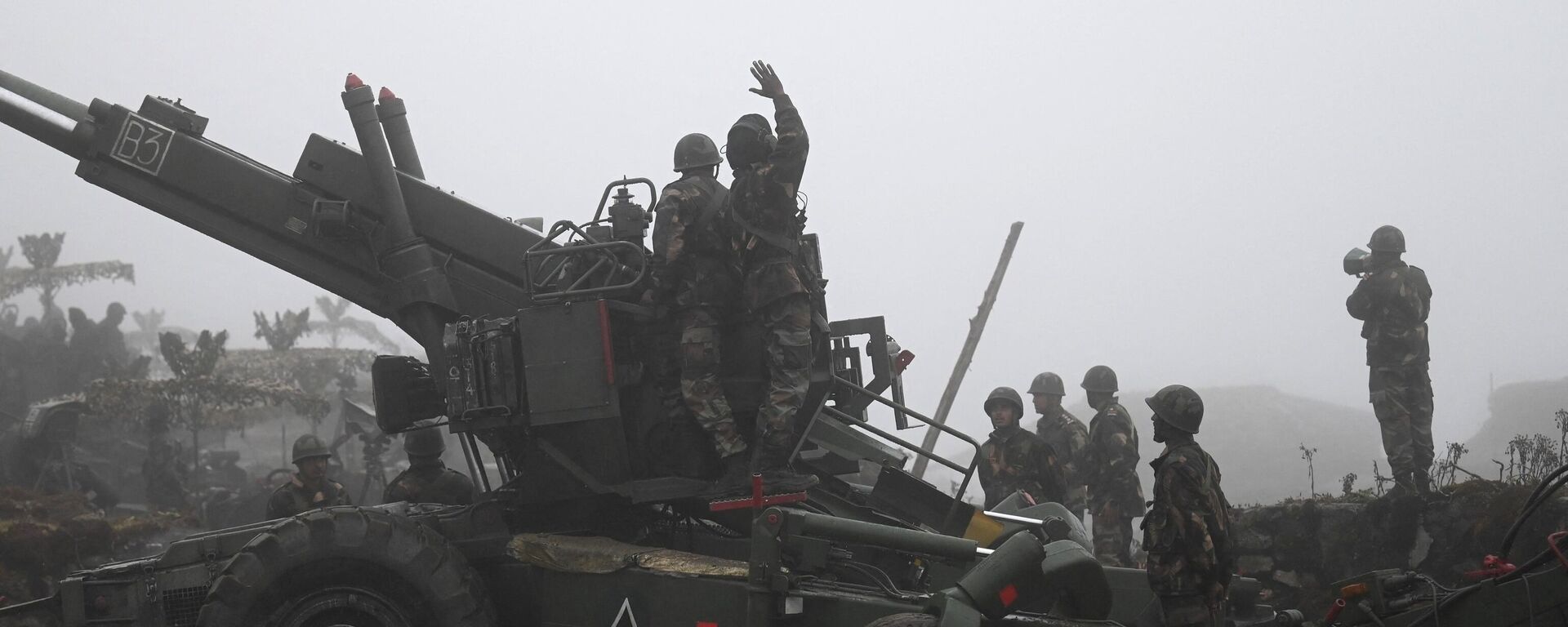 Indian Army soldiers demonstrate positioning of a Bofors gun at Penga Teng Tso ahead of Tawang, near the Line of Actual Control (LAC), neighbouring China, in India's Arunachal Pradesh state on October 20, 2021. - Sputnik भारत, 1920, 12.01.2023