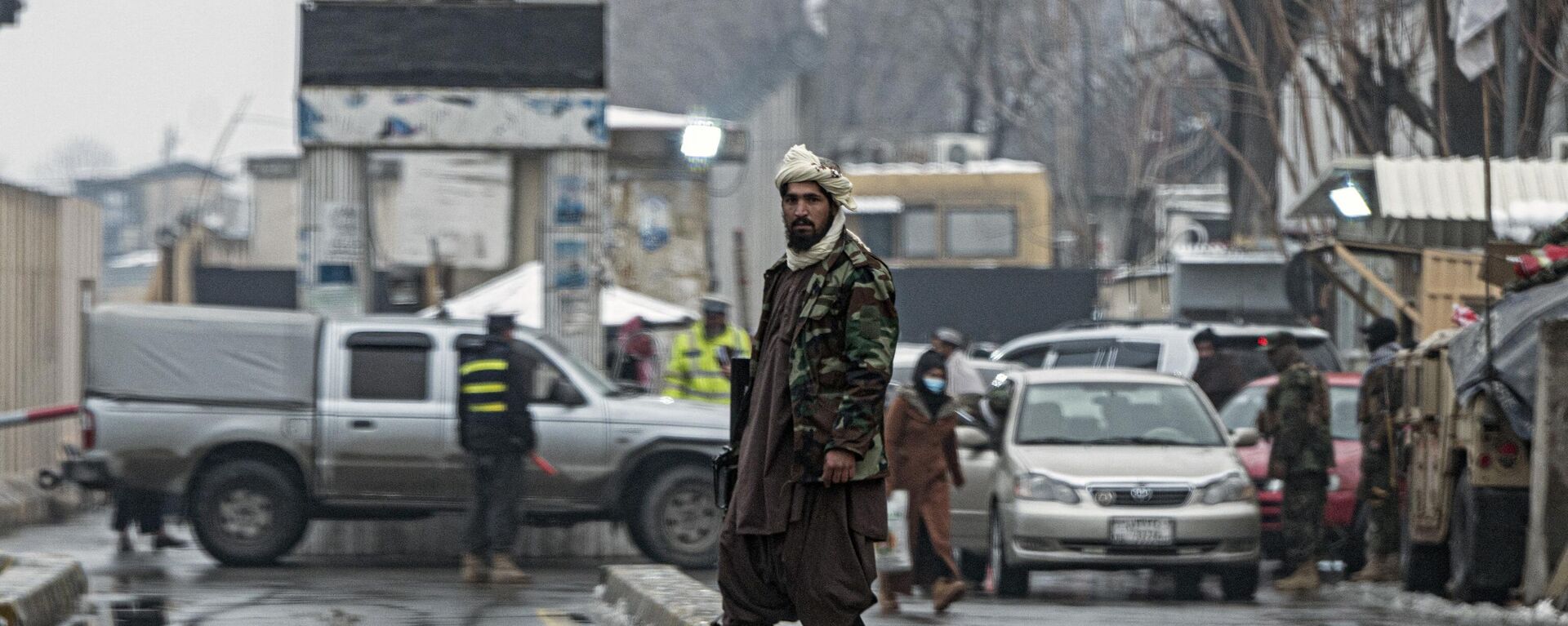 A member of Taliban security force stands guard on a blocked road after a suicide blast near Afghanistan's foreign ministry at the Zanbaq Square in Kabul on January 11, 2023. - Sputnik India, 1920, 12.01.2023