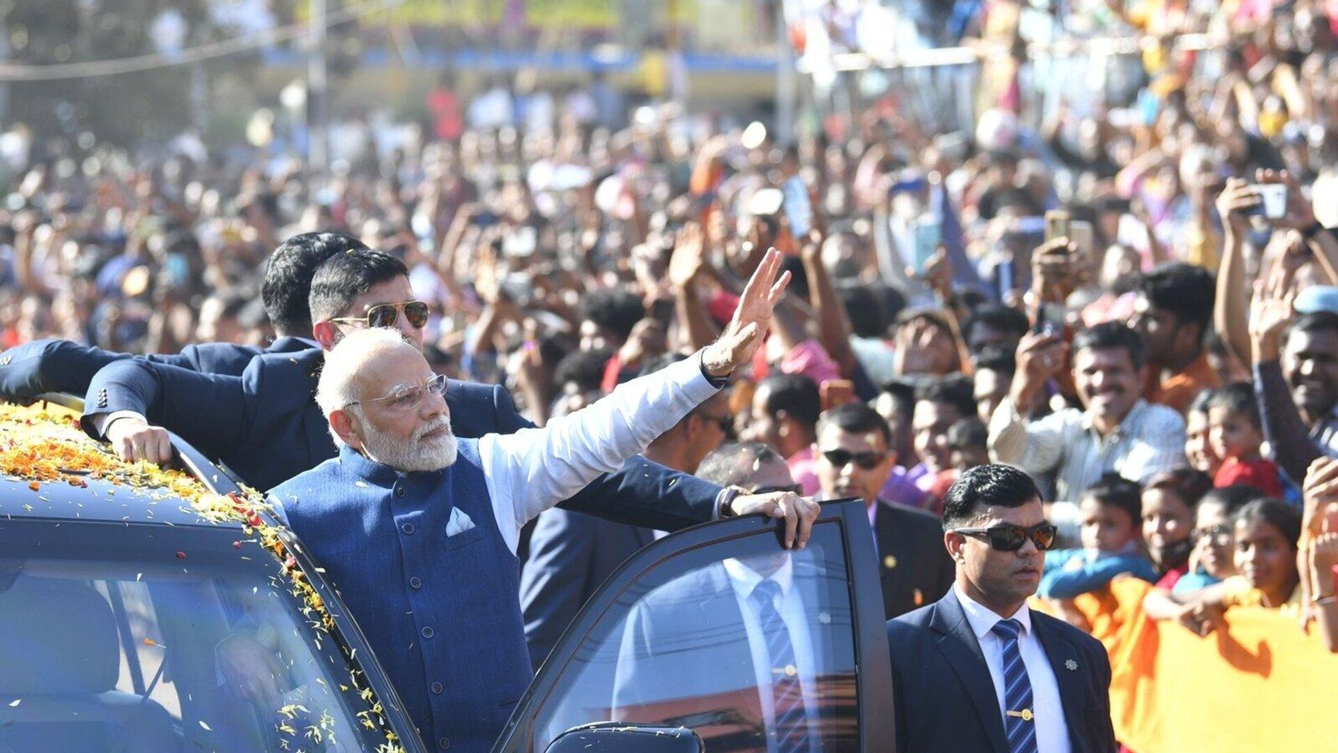 PM Narendra Modi receives a warm welcome as he holds a roadshow in Hubballi, Karnataka - Sputnik India, 1920, 12.03.2023