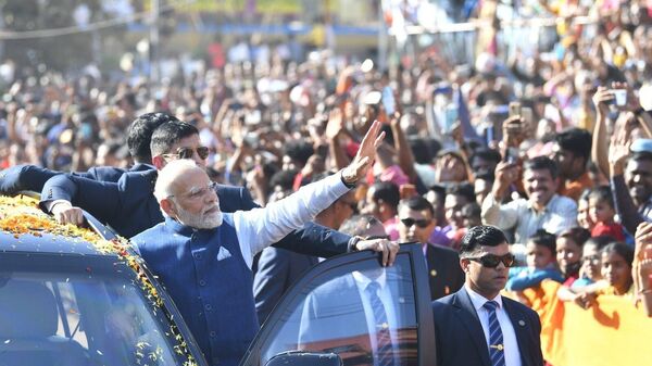 PM Narendra Modi receives a warm welcome as he holds a roadshow in Hubballi, Karnataka - Sputnik India