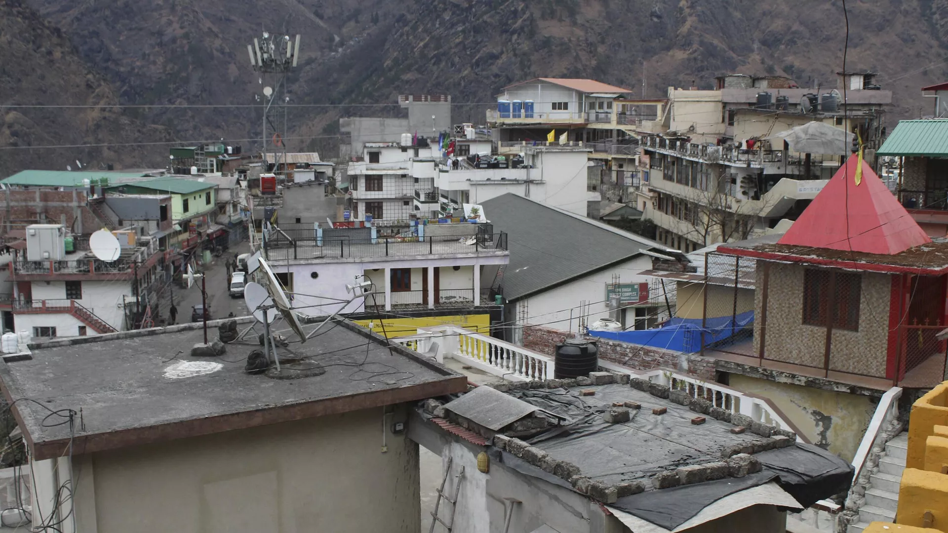 A general view shows the town of Joshimath in Chamoli district of Uttarakhand state on January 11, 2023, after authorities in one of the holiest towns in the Indian Himalayas were evacuating panicked residents on January 8 after hundreds of houses began developing yawning cracks and sinking, officials said. A general view shows the town of Joshimath in Chamoli district of Uttarakhand state on January 11, 2023, after authorities in one of the holiest towns in the Indian Himalayas were evacuating panicked residents on January 8 after hundreds of houses began developing yawning cracks and sinking, officials said. - Sputnik India, 1920, 13.01.2023