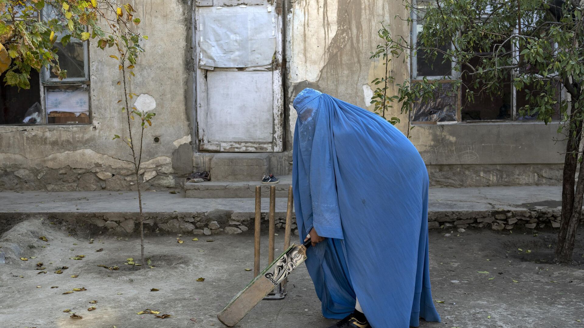 An Afghan woman poses for a photo with her cricket bat in Kabul, Afghanistan, Friday, Nov. 11, 2022. - Sputnik भारत, 1920, 13.01.2023