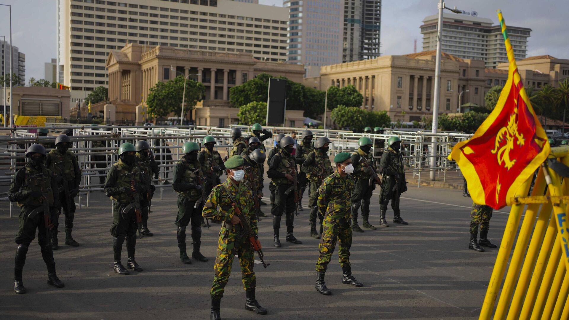 Police commandoes and army soldiers stand guard outside the president's office, after troops and police cleared the main camp of protestors following months of demonstrations, in Colombo, Sri Lanka, Saturday, July 23, 2022. - Sputnik भारत, 1920, 09.12.2023