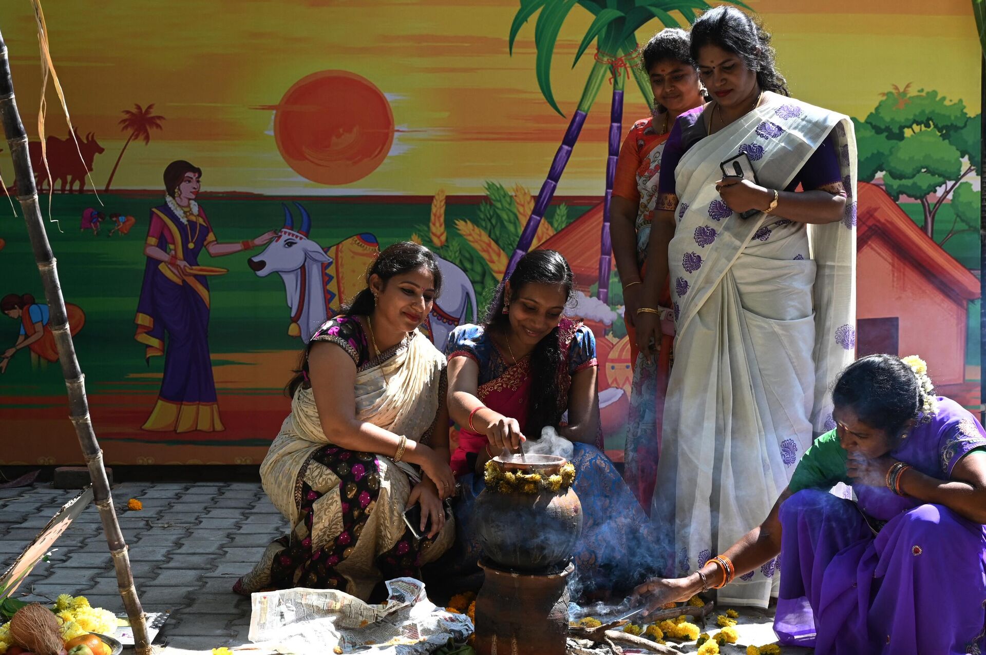 Students prepare sweet pongal during celebrations for 'Pongal', the Tamil harvest festival, at a college in Chennai on January 12, 2023. (Photo by Arun SANKAR / AFP) - Sputnik India, 1920, 14.01.2023