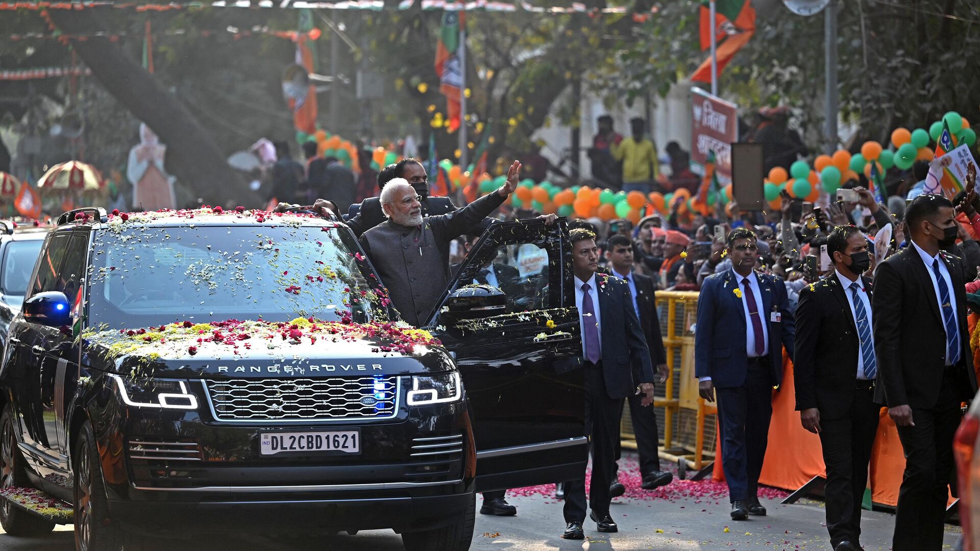 India's Prime Minister Narendra Modi (C) waves to his supporters during a roadshow ahead of the BJP national executive meet in New Delhi on January 16, 2023. - Sputnik India, 1920, 16.01.2023