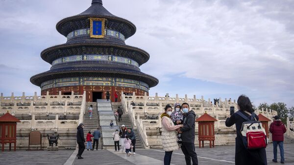 A family poses for photos at the Temple of Heaven in Beijing on Nov. 12, 2022. - Sputnik भारत