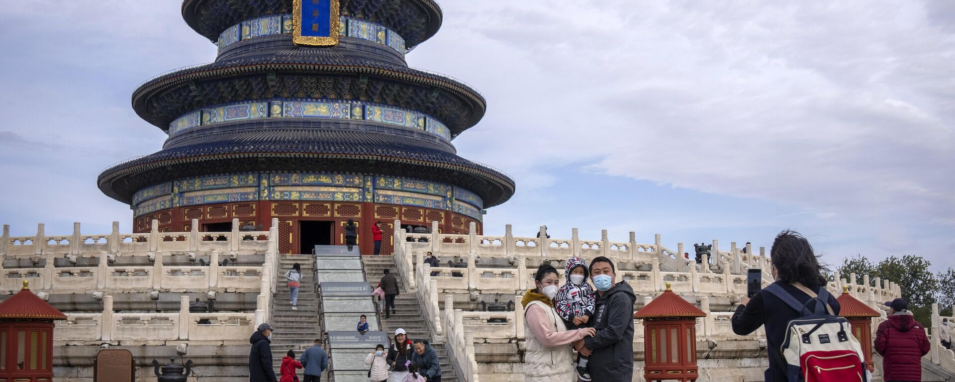 A family poses for photos at the Temple of Heaven in Beijing on Nov. 12, 2022. - Sputnik भारत, 1920, 17.01.2023