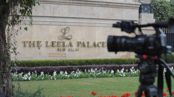 The camera of a television news crew sits on a tripod outside the Leela Hotel where the wife of India's Human Resources Minister Shashi Tharoor, Sunanda Pushkar, was found dead in New Delhi on January 18, 2014. - Sputnik भारत