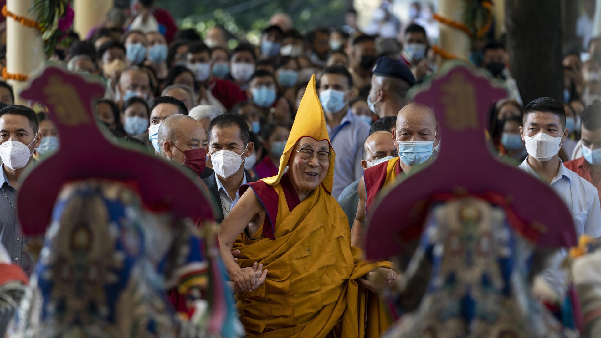 Tibetan spiritual leader the Dalai Lama, center, in a yellow ceremonial hat, watches a welcome dance performed by Tibetan artists, as he arrives at the Tsuglakhang temple in Dharmsala, India, Wednesday, Sept. 7, 2022. - Sputnik India, 1920, 17.01.2023