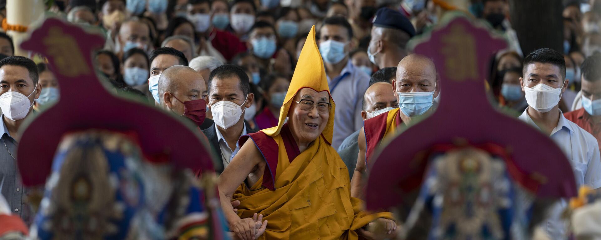 Tibetan spiritual leader the Dalai Lama, center, in a yellow ceremonial hat, watches a welcome dance performed by Tibetan artists, as he arrives at the Tsuglakhang temple in Dharmsala, India, Wednesday, Sept. 7, 2022. - Sputnik भारत, 1920, 17.01.2023