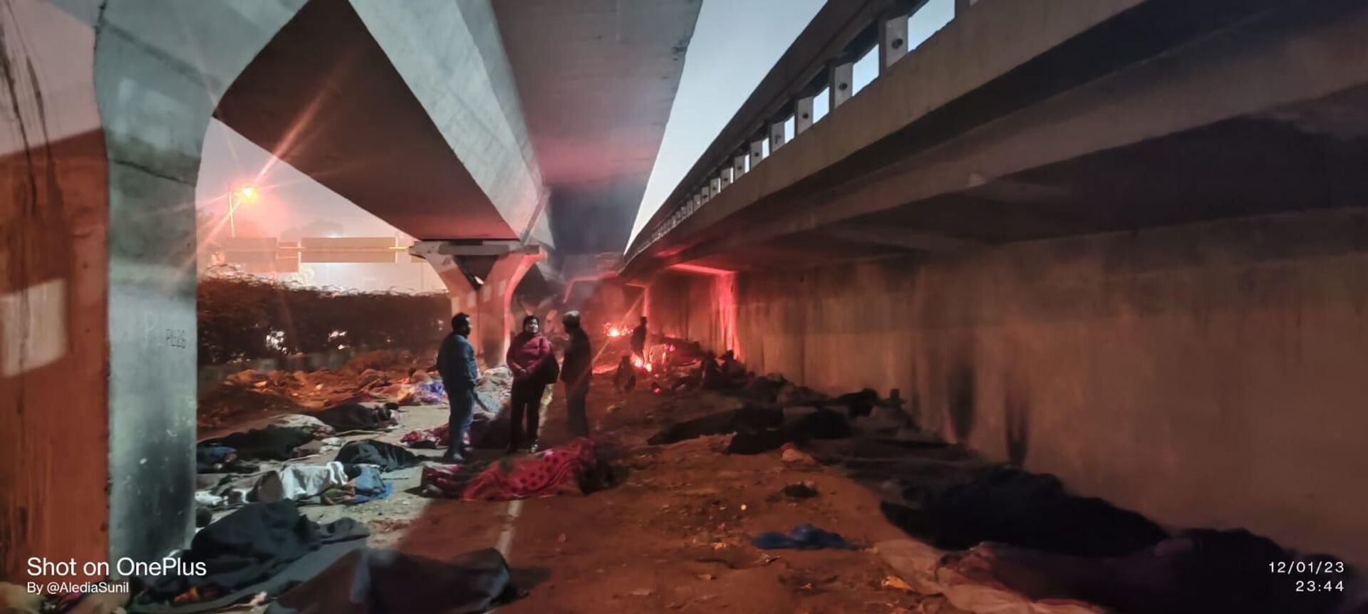 Homeless Sleeping under flyover in Delhi - Sputnik India, 1920, 17.01.2023