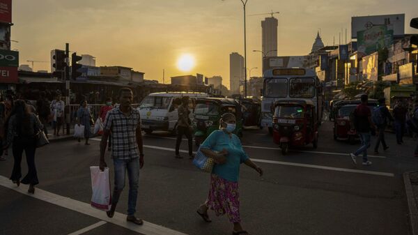 People commute after the days work in Colombo, Sri Lanka, Wednesday, Jan. 11, 2023. - Sputnik India