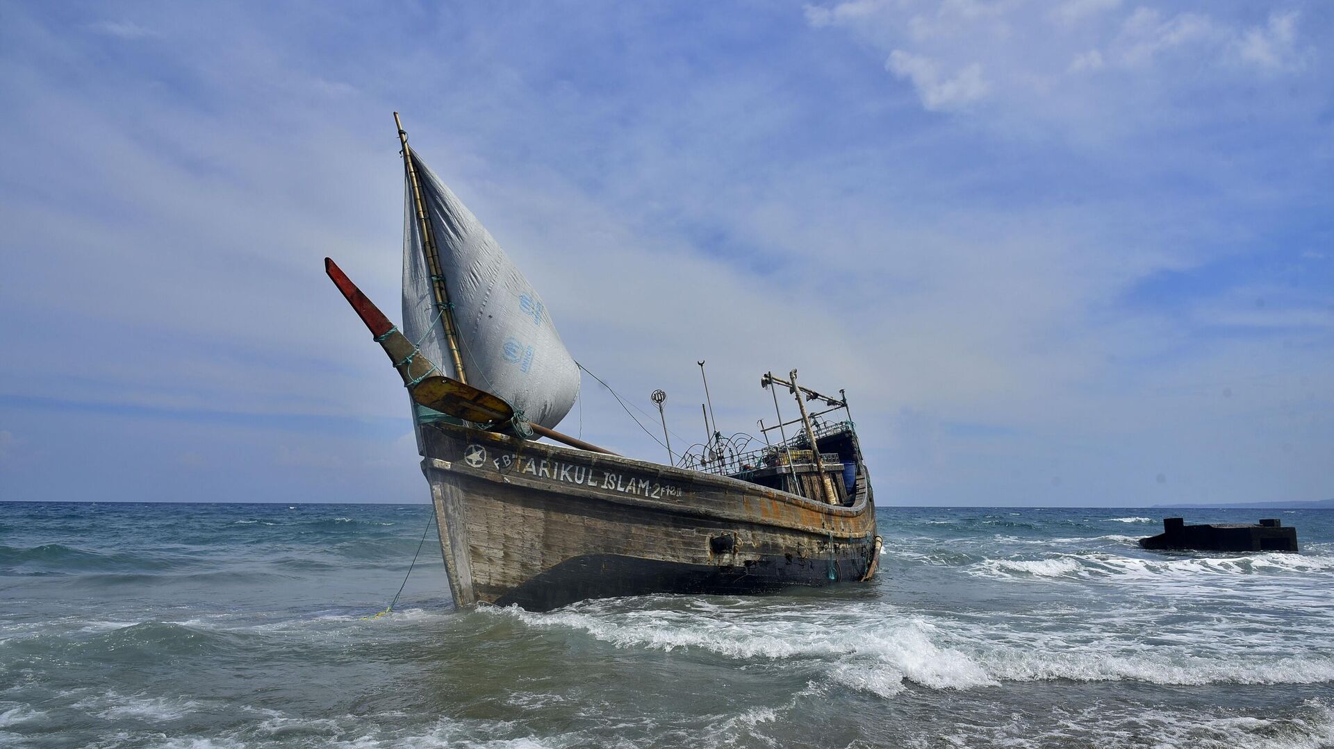 A boat used to carry ethnic Rohingya rests on Indra Patra beach in Ladong village, Aceh province, Indonesia, Sunday, Dec. 25, 2022. - Sputnik India, 1920, 14.09.2023