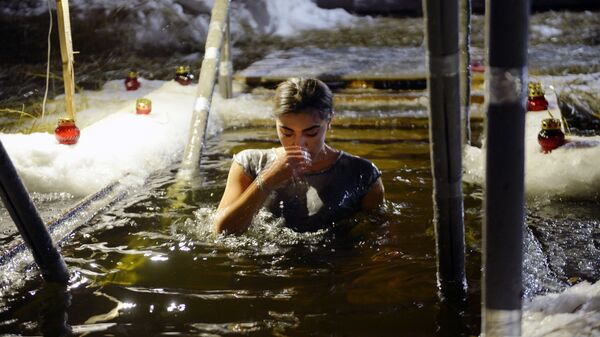 A woman bathing in a pond of Yekaterinburg - Sputnik भारत