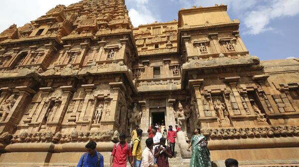 People leave after visiting Brihadishvara Temple in Thanjavur, Tamil Nadu state, India, Thursday, Jan. 21, 2021. Brihadishvara is one of the largest Hindu temples built by the Cholas, one of the longest ruling dynasties. - Sputnik India