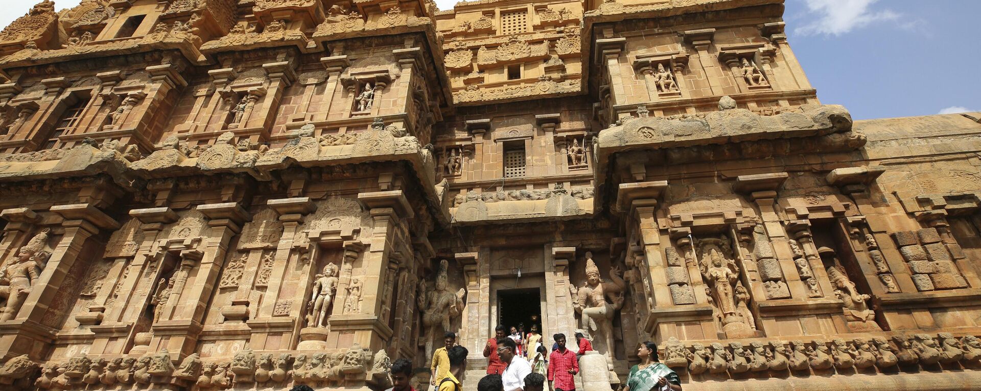 People leave after visiting Brihadishvara Temple in Thanjavur, Tamil Nadu state, India, Thursday, Jan. 21, 2021. Brihadishvara is one of the largest Hindu temples built by the Cholas, one of the longest ruling dynasties. - Sputnik India, 1920, 18.01.2023