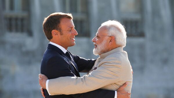 Президент Франции Эммануэль Макрон обнимает премьер-министра Индии Нарендру Моди в замке Шантийи, недалеко от Парижа, 2019 год - Sputnik भारत
