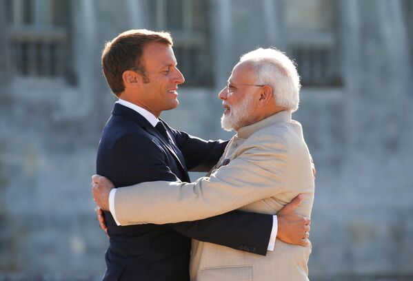 French President Emmanuel Macron (L) hugs Indian Prime Minister Narendra Modi as he welcomes him before their meeting at the Chateau of Chantilly, near Paris, on August 22, 2019. - Sputnik India