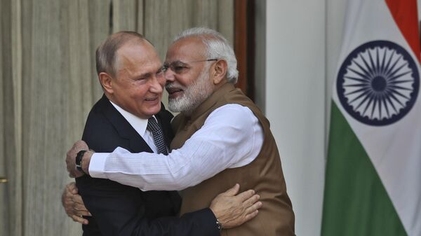 Indian Prime Minister Narendra Modi, right, hugs Russian President Vladimir Putin before their meeting in New Delhi, India, Friday, Oct. 5, 2018. - Sputnik India