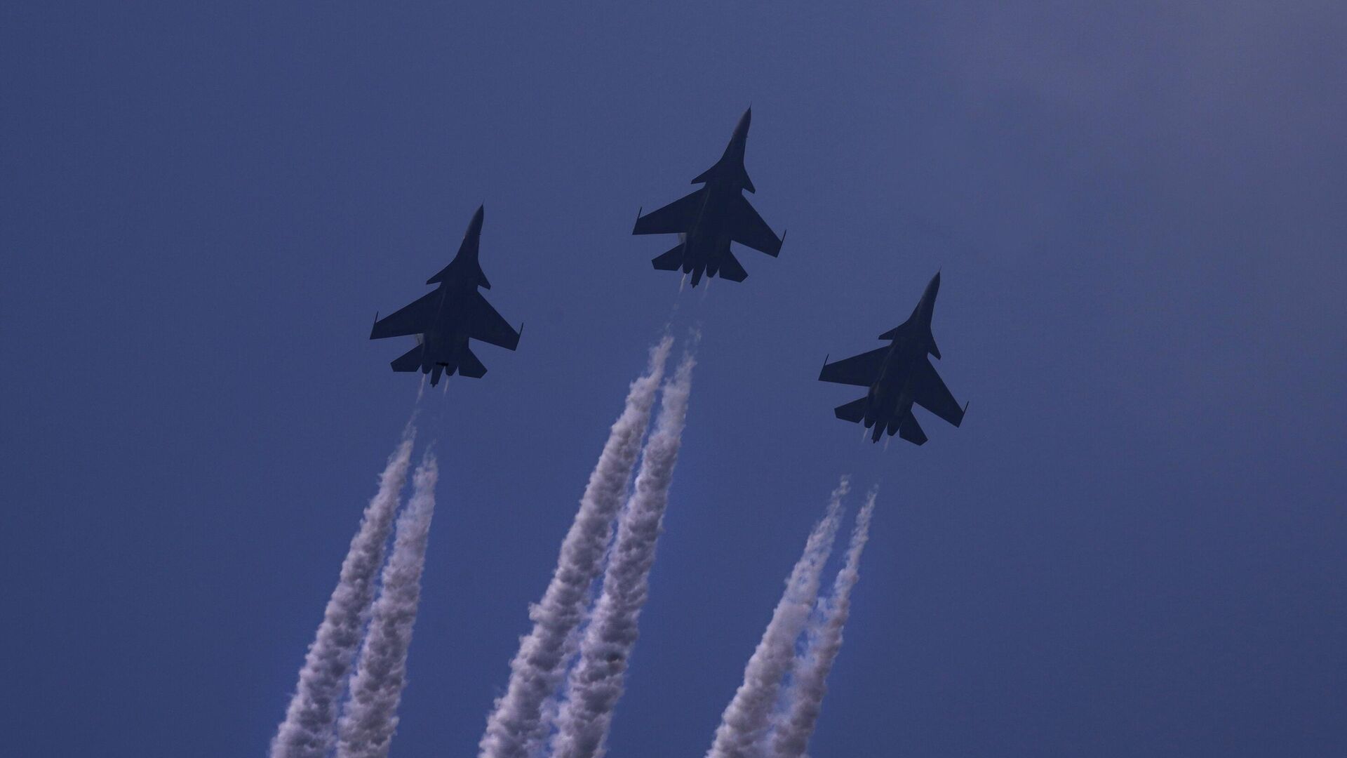 Indian Air Force's three Su 30 MKI fly in a Trishul formation above the ceremonial Rajpath boulevard during India's Republic Day celebrations in New Delhi, India, Wednesday, Jan. 26, 2022. - Sputnik India, 1920, 18.01.2023