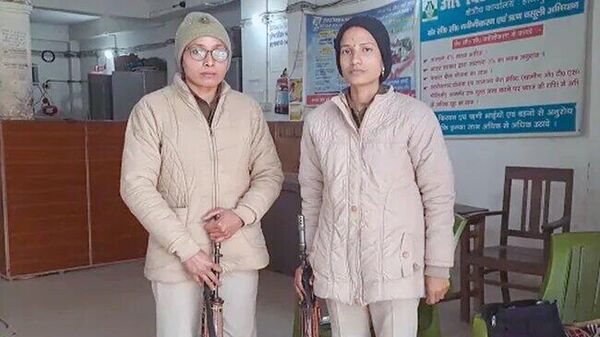 Juhi Kumari and Shanti Kumari, two women police constables who stopped bank robbery In Bihar - Sputnik भारत