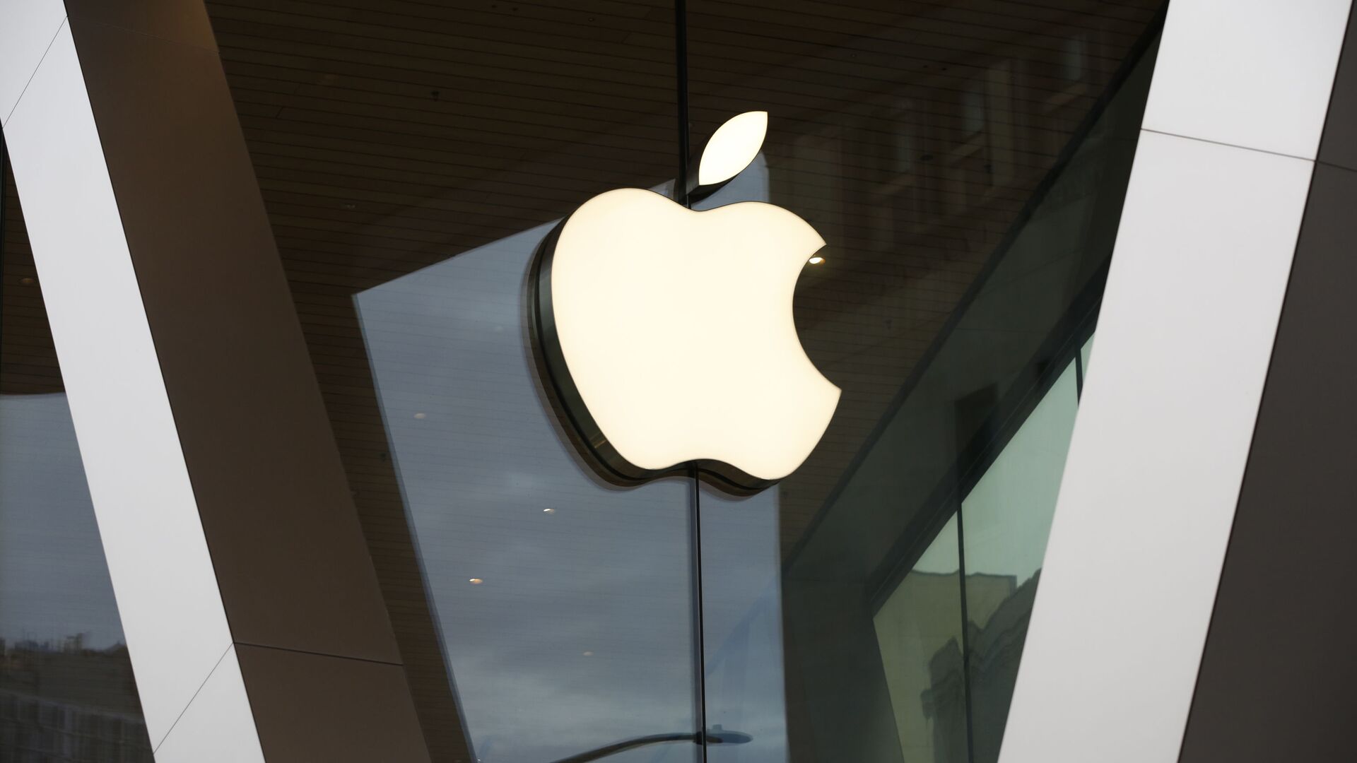 This Saturday, March 14, 2020 file photo shows an Apple logo on the facade of the downtown Brooklyn Apple store in New York. On Tuesday, Nov. 10, 2020 - Sputnik India, 1920, 28.02.2023
