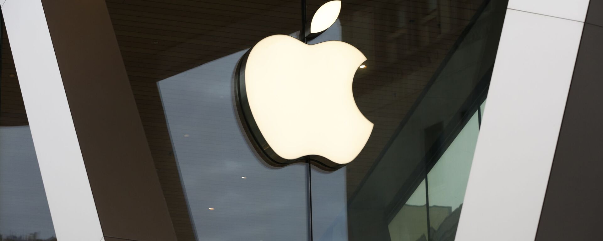 This Saturday, March 14, 2020 file photo shows an Apple logo on the facade of the downtown Brooklyn Apple store in New York. On Tuesday, Nov. 10, 2020 - Sputnik India, 1920, 28.02.2023