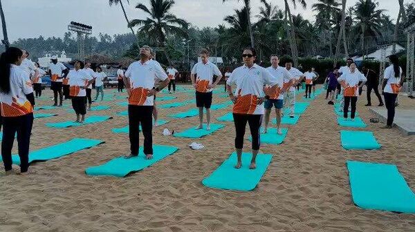 G20 delegates doing Yoga as they begin the second day session of the Health Working Group Meeting in Thiruvananthapuram in Kerala  - Sputnik भारत
