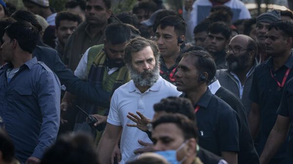 Rahul Gandhi, leader of India's opposition Congress party, centre in white T-shirt, walks with his supporters during a march, in New Delhi, India, Saturday, Dec. 24, 2022. - Sputnik भारत