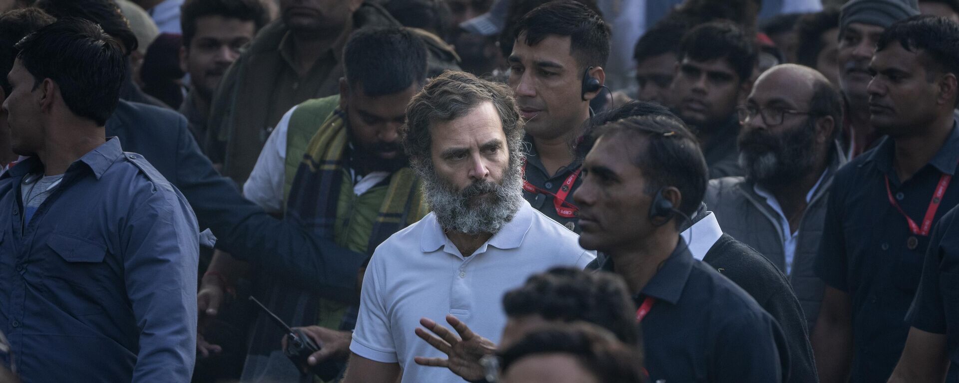 Rahul Gandhi, leader of India's opposition Congress party, centre in white T-shirt, walks with his supporters during a march, in New Delhi, India, Saturday, Dec. 24, 2022. - Sputnik India, 1920, 19.01.2023