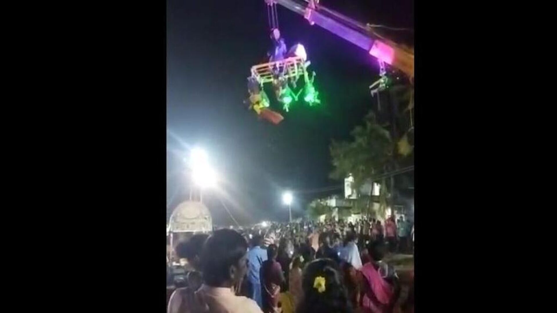  A crane collapsed during a temple festival event in Keelveethi in Arakkonam on January 22, 2023 - Sputnik India, 1920, 23.01.2023