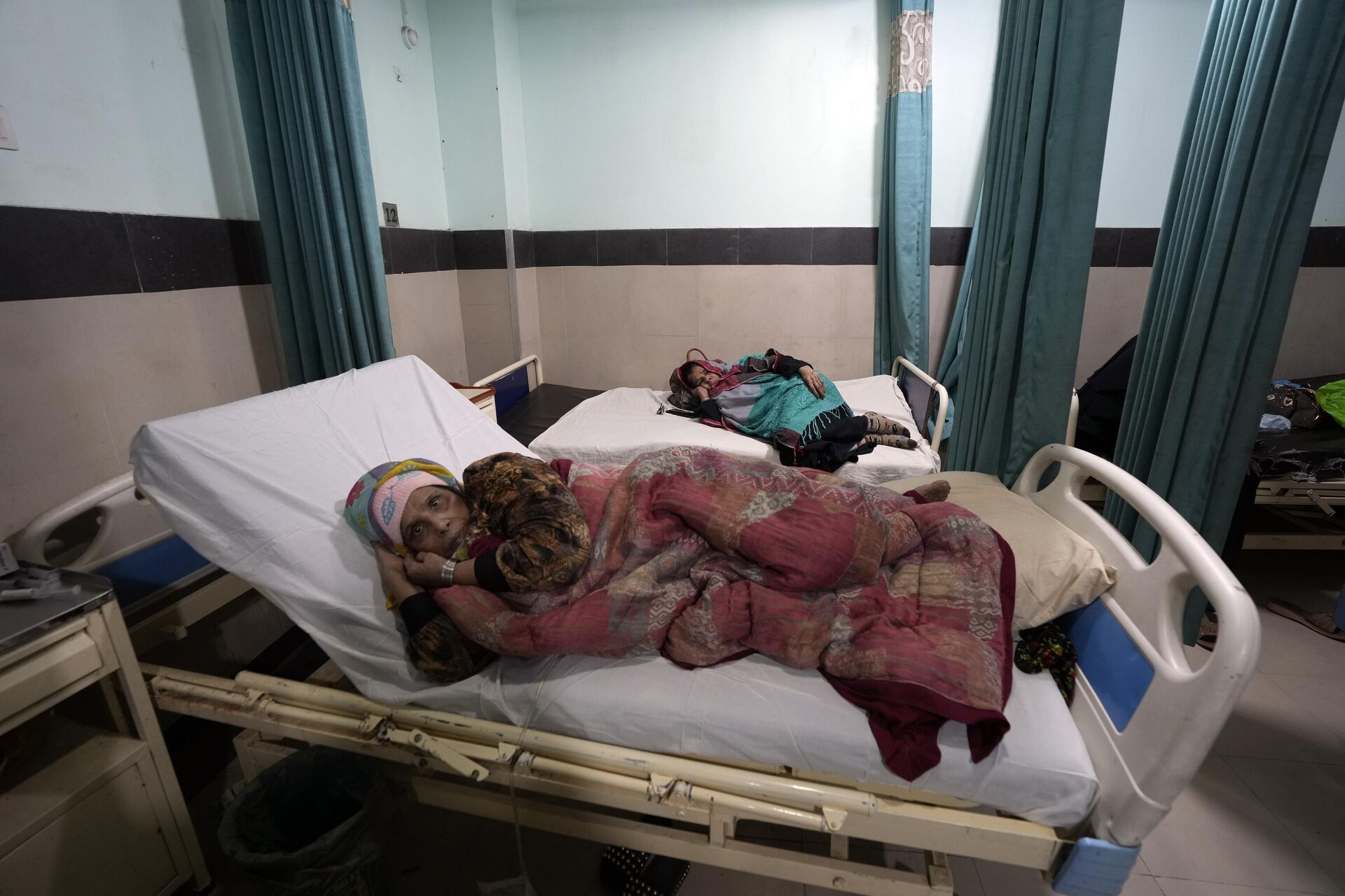Women lie on beds in the cardiac ward of a hospital in Karachi, Pakistan, Thursday, Jan. 19, 2023. Pakistan has considerable control over infectious diseases but now struggles against cardiovascular diseases, diabetes and cancer as causes of early deaths, according to a new study published Thursday. - Sputnik India, 1920, 19.11.2023