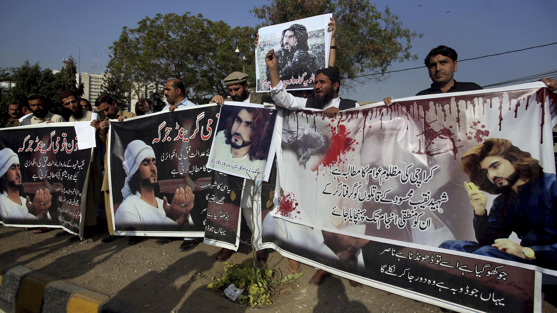 Relatives and friends of Naqeebullah Mehsud, who was killed in a police shoot-out, hold a banner that reads 'The People of Karachi Demand the Arrest of the Killers of Naqeebullah Mehsud and take the Logical End', outside a court in Karachi, Pakistan, Saturday, Jan. 27, 2018. - Sputnik India, 1920, 23.01.2023