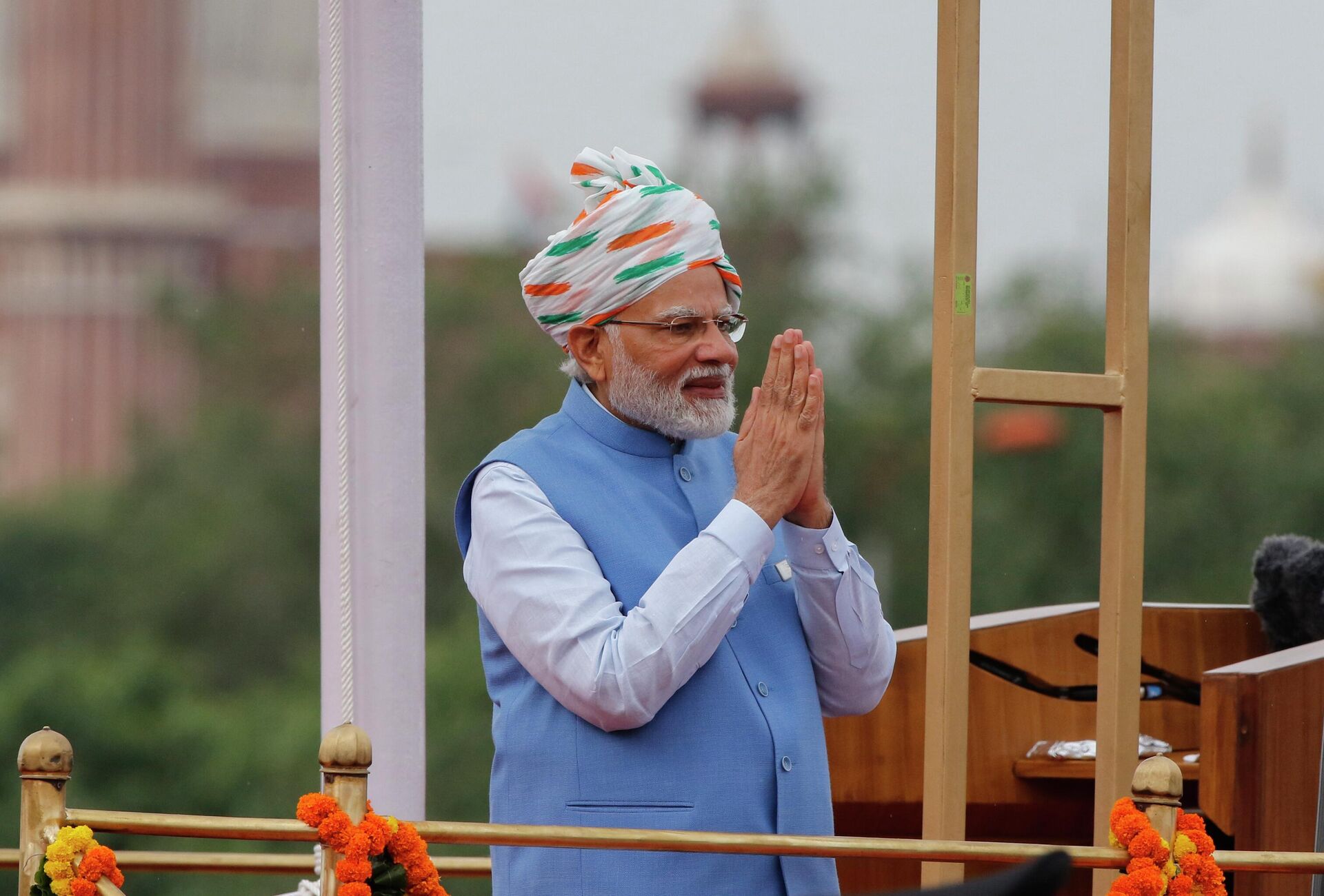Indian Prime Minister Narendra Modi, greets after addressing the nation at the 17th-century Mughal-era Red Fort on Independence Day in New Delhi, India, Monday, Aug.15, 2022. - Sputnik India, 1920, 24.01.2023