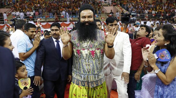 In this Oct. 5, 2016 file photo, Indian spiritual guru who calls himself Dr. Saint Gurmeet Singh Ram Rahim Insan, center, greets followers as he arrives for a press conference ahead of the release of his new movie MSG: The Warrior Lion Heart, in New Delhi, India. - Sputnik भारत