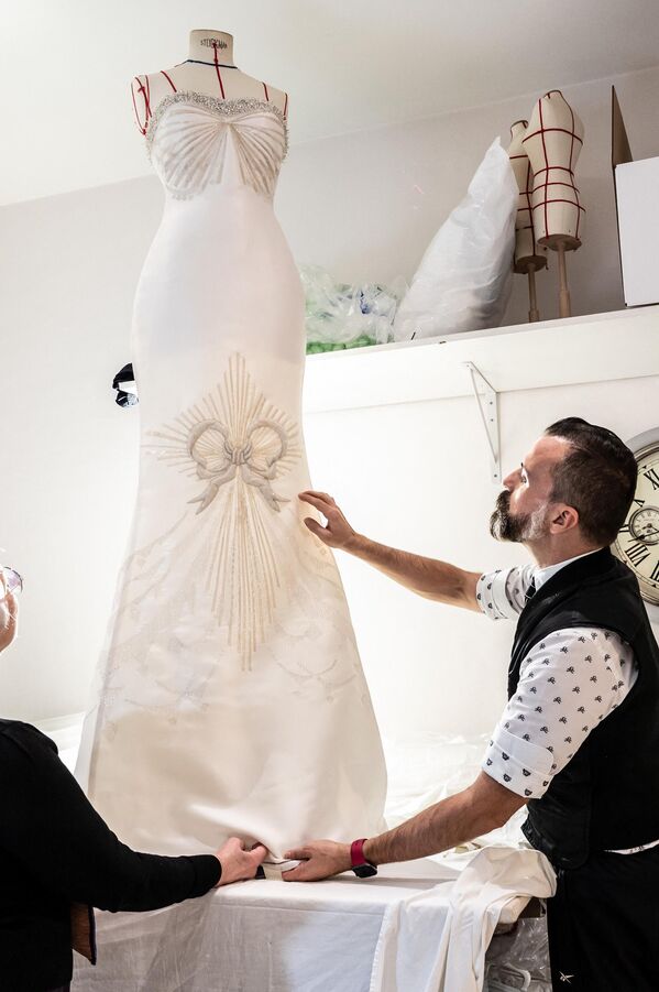Французский модельер Жюльен Фурни работает над расшитым платьем в своей студии в преддверии Недели высокой моды Весна-лето 2023 в Париже - Sputnik भारत