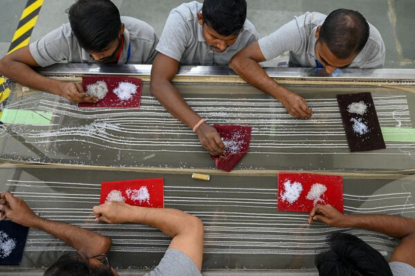 Вышивальщики ателье ручной вышивки Shanagar в Мумбаи работают над дизайном для французского кутюрье Жюльена Фурни  - Sputnik भारत